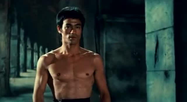 李小龙看似瘦弱,但把肌肉一张开,真不愧是世界第一高手!