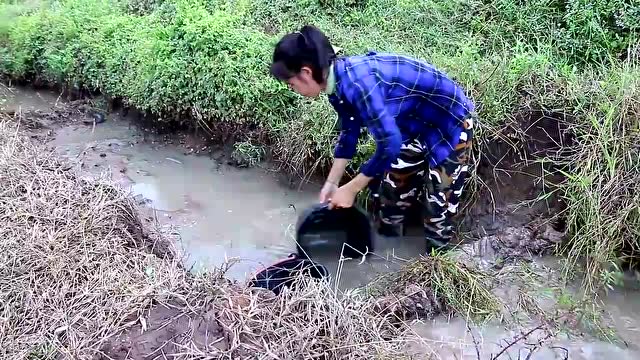 实拍:农村姑娘在水沟里舀水捉鱼