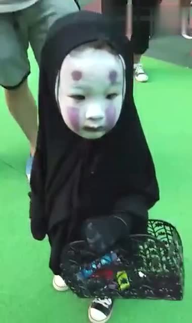 小盆友被妈妈打扮成无脸男参加幼儿园万圣节派对,结果悲催了