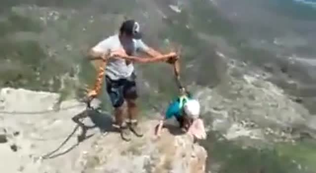 恐怖死亡蹦极绳索断裂,花季女孩直接坠下山崖