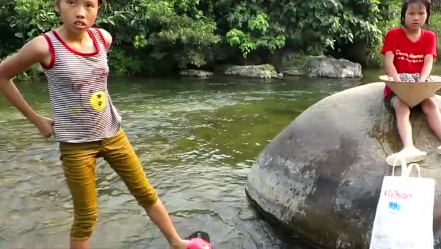 越南游泳捉鱼的小女孩