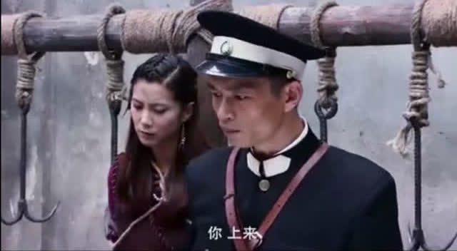 日伪军光天化日折磨一个女人,还让群众上台抽鞭子,供长官享乐