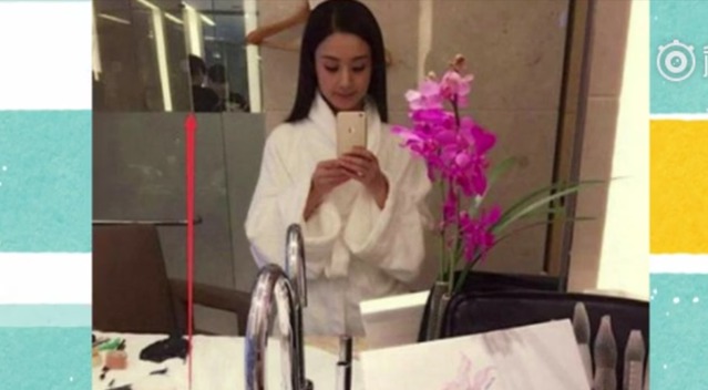 赵丽颖晒酒店浴袍照 不料镜子中有一男人身影
