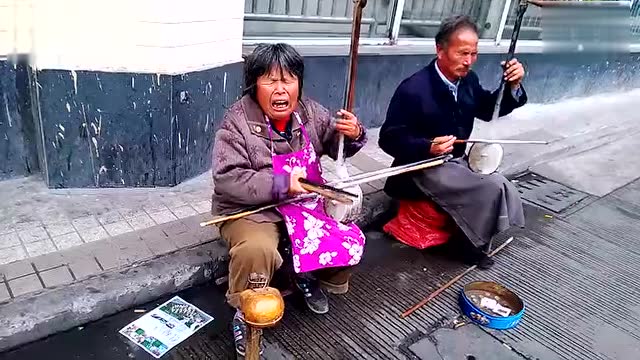 街头残疾卖艺歌手 一首歌唱出来多少人的心酸