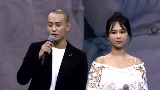 杨紫秦俊杰恋情曝光 当众对嘴亲吻根本停不下来