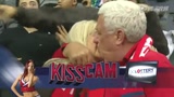 视频：NBA赛场激吻秀 看球福利观众场外热吻