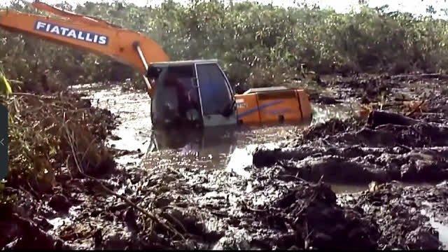 深陷泥潭的挖掘机,这些司机是怎么开的!