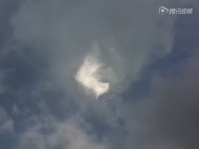 疑似UFO 实拍夏威夷上空古怪的三角形白云