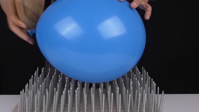 将气球压在几百根钉子上，结果会怎样？