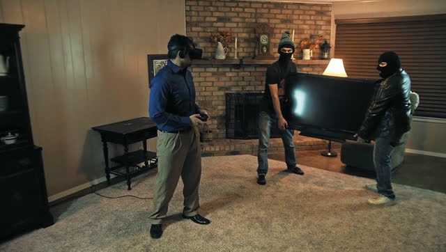 男子下班后沉迷VR游戏：家被偷光浑然不知