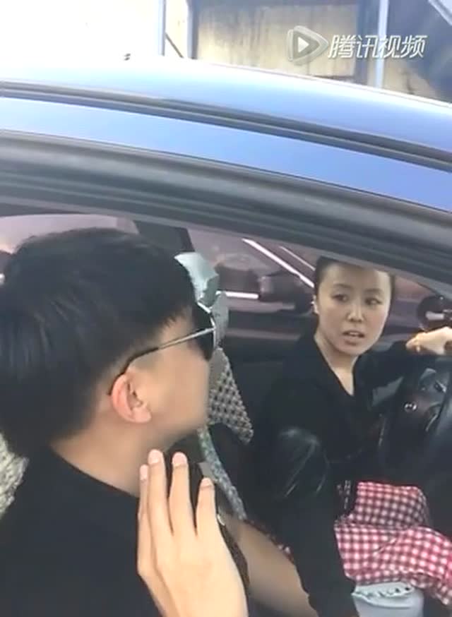 男子看到美女开车 故意追尾泡妞 一会的功夫还真泡上车了