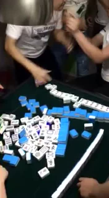 麻将桌上出老千被逮现行,这对龌龊男女麻烦大了!