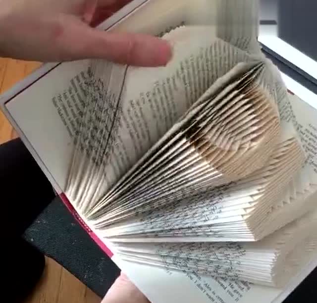 废旧的书本折纸成艺术品