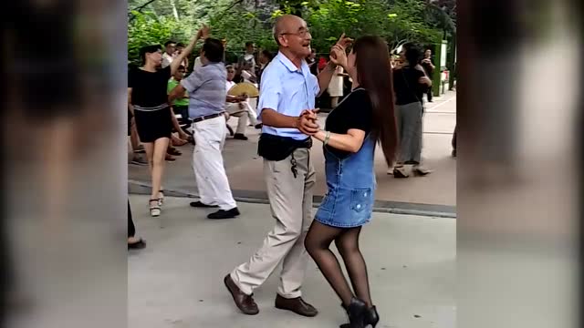 江南雨广场舞《幸福的两个人》原创双人舞