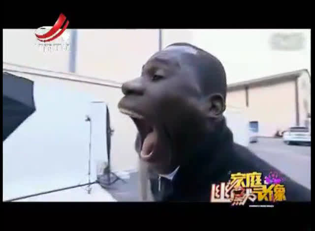 世界上嘴巴最大的人,别人喝可乐用吸管,他竟然这样喝?