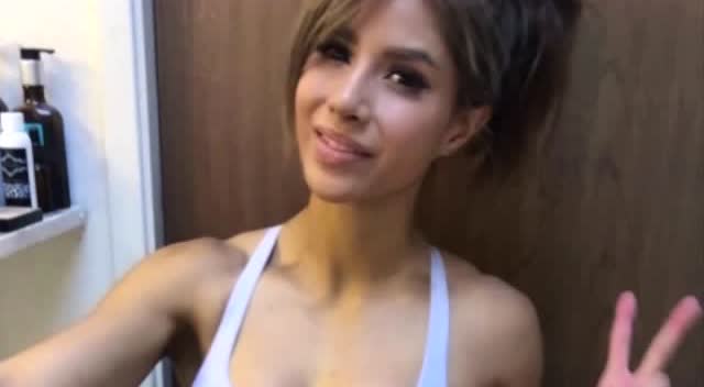 健身美女举杠铃轻松深蹲 这腹肌就问你怕不怕?
