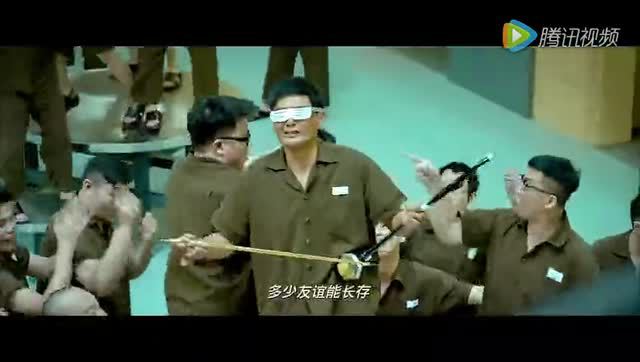 周润发在监狱里唱的:友谊之光 好好听!