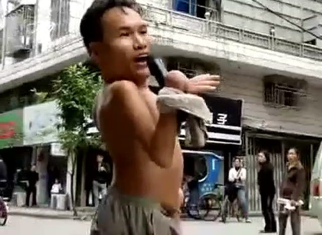 正能量啊 街头流浪残疾歌手深情歌唱高手在民间