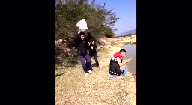 搞笑视频:小伙子大过年的这样放炮是不对的