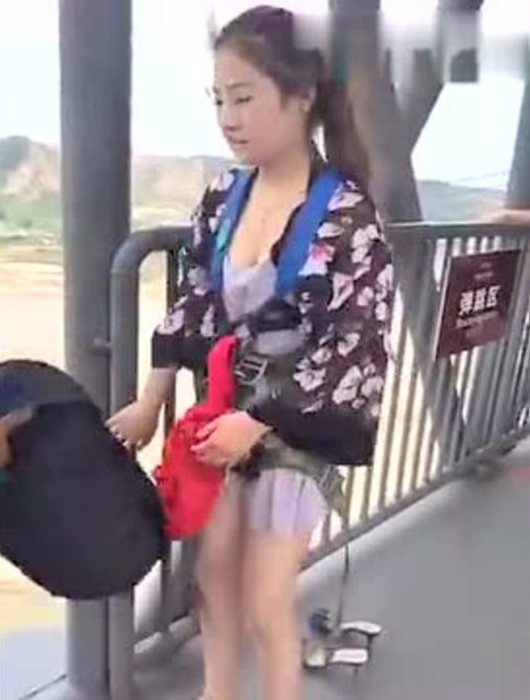 美女穿裙子蹦极可不好吧!