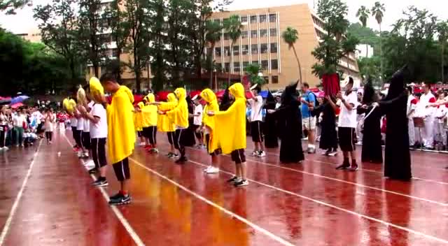 某学校暴雨天的运动会入场式《ppap 不如跳舞 套马杆》