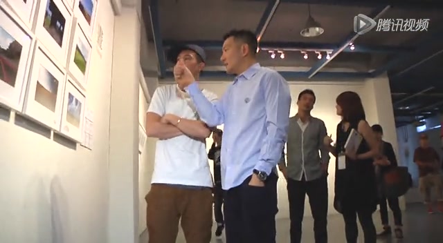 陈冠希仍戴旧爱情侣手镯 摄影完全“跟着感觉走”
