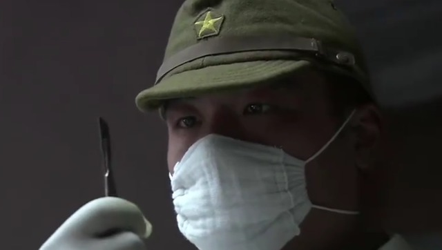 日本鬼子活体解剖中国人,亲眼看着自己的器官被拿出来,太残忍了