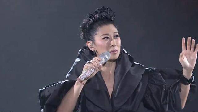 不老女神叶倩文演唱经典歌曲《童年》美极了