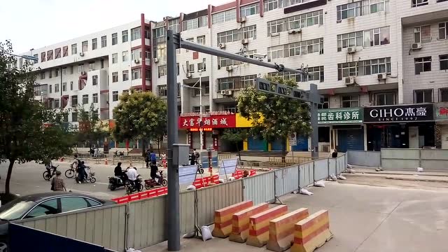 道路封闭!临汾贡院街十字路口铺油,请绕行,相互转告下.