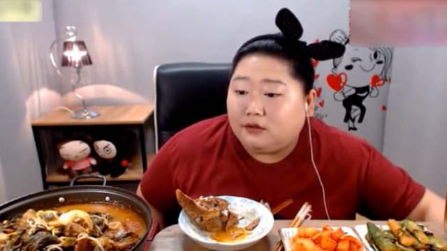 韩国胖妹5分钟吃土豆排骨汤 辣萝卜