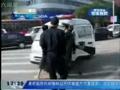实拍裸奔男子袭击路人