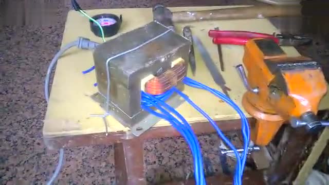 用微波炉变压器改装成一个电焊机