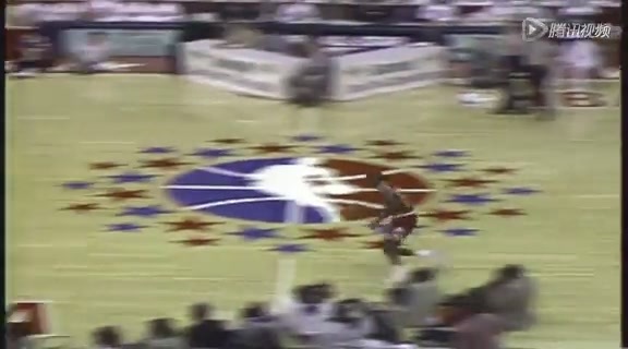 视频：乔丹88年扣篮大赛 空中杂耍点爆球场