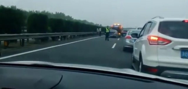 行车记录仪实拍高速缓行,一路都是车祸