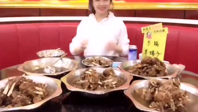 美女现场直播一个人吃掉5锅羊蝎子,奇怪她怎么还是那么瘦