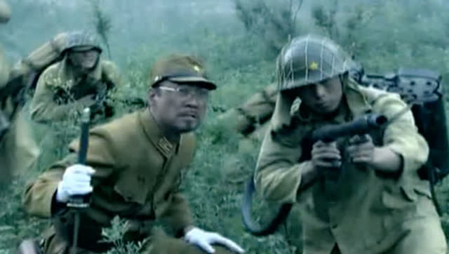日本鬼子想用火焰喷射器进攻,却被新四军打中了燃料瓶