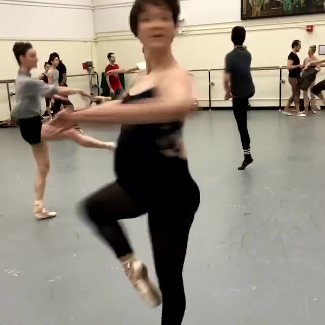 怀孕跳舞的超级妈妈
