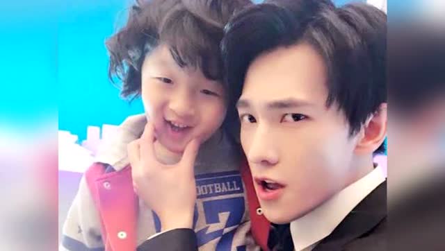 邹市明儿子的脸肉嘟嘟,杨洋一捏就停不下来