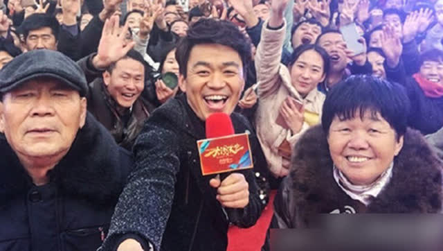 史上最接地气路演王宝强回老家宣传新片父母现身