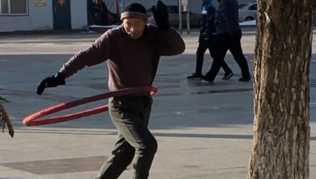 这才是中国大爷!实拍老汉转呼啦圈 抖臀扭腰鬼步表情销魂