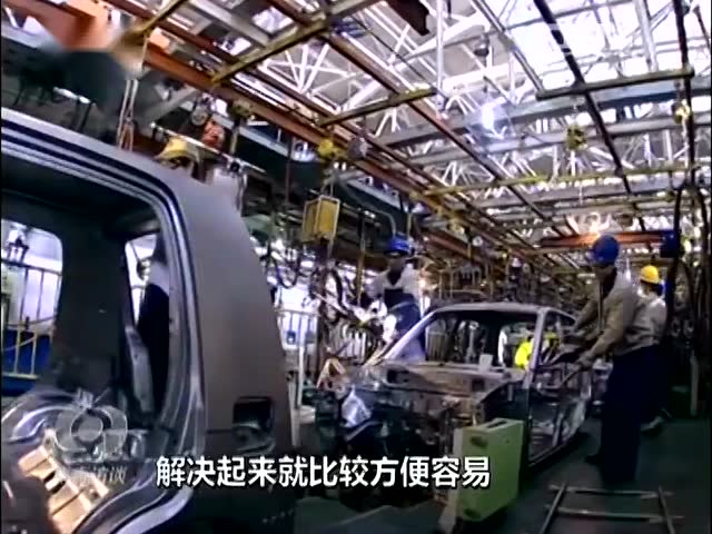 在今年,汽车行业中新能源汽车发展表现超常,11月份新能源汽车产量达到5万台,同比增长11%,11月份达到65%的较高增长速度也是汽车发展做了重大的促进作用。另外汽车行业通过新能源发展和投资拉动也是很好的发展。国进民退的情况下,汽车行业出现了国进民进的现象。纯电车表现今年是一枝独秀,呈现快速增长的超强态势。这也体现了新能源汽车发展以纯电为代表,乘用车为驱动的模式。 近期在深圳坪山新区召开的 2016 国际新能源汽车用户评价与应用创新研讨会中 全国乘用车市场信息联席会秘书长崔东树对2016年国内新能源汽车