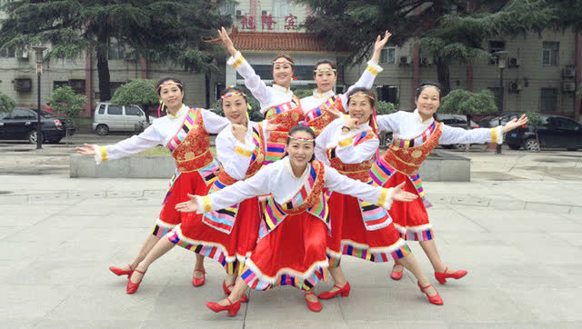 精美变队形版藏族舞 年会跳它准火!