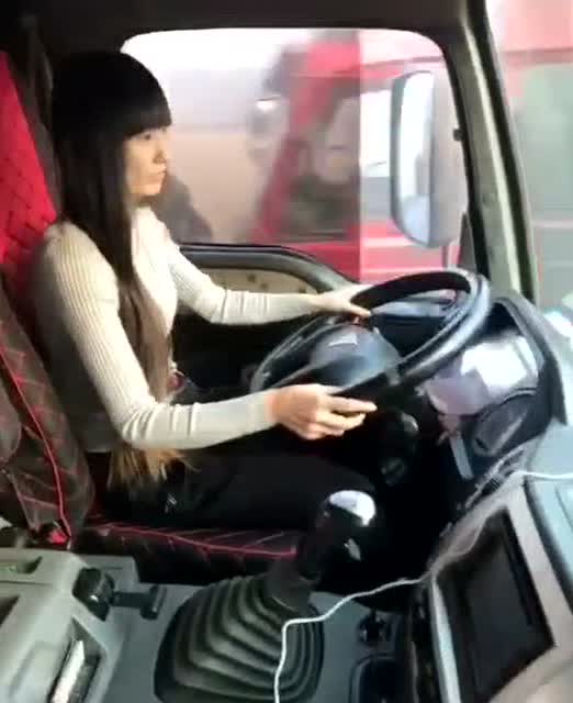 {curvideo.title || "爆笑女司机开车 地球上太危险了"}