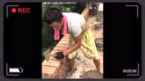 工地断臂小哥,砌墙手艺娴熟 脖间红毛巾看着让人心酸!