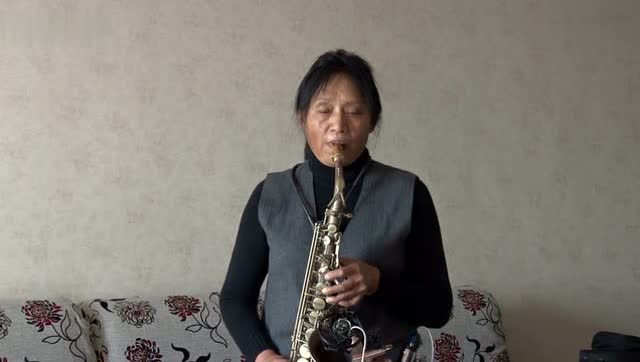 大妈家中萨克斯独奏《西游记》插曲《女儿情》好听,经典就是经典