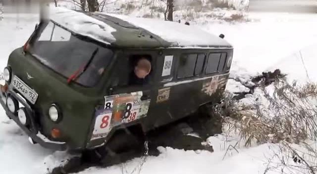 俄罗斯面包车 与长城哈弗雪地泥坑越野大pk,你更看好谁?