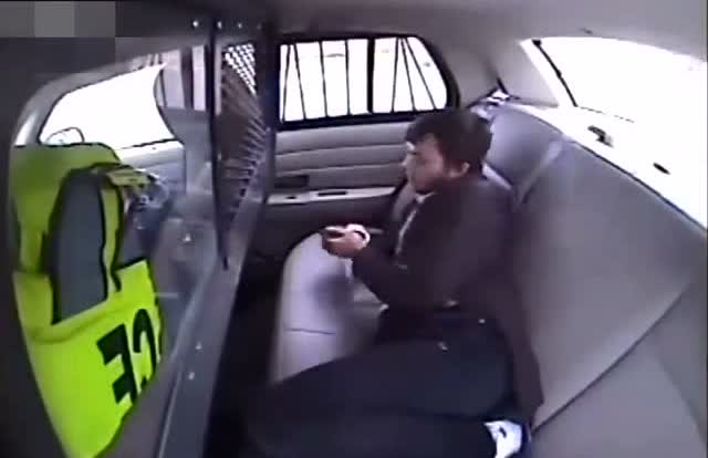 男子在警车后座偷摸搞小动作,监控突然拍下这个画面!