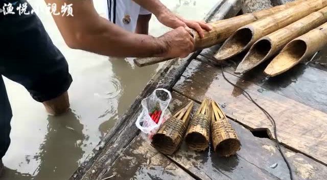 这个抓黄鳝工具不错,扔河里过3小时就有大大的收获