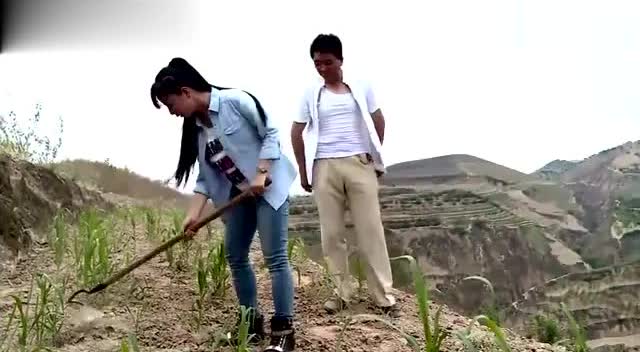 十里八乡来围观,成名后的王二妮依然选择回家种地耕耘