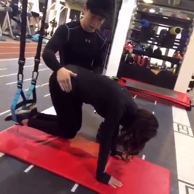 私人教练指导美女健身,这真的是一个好职业